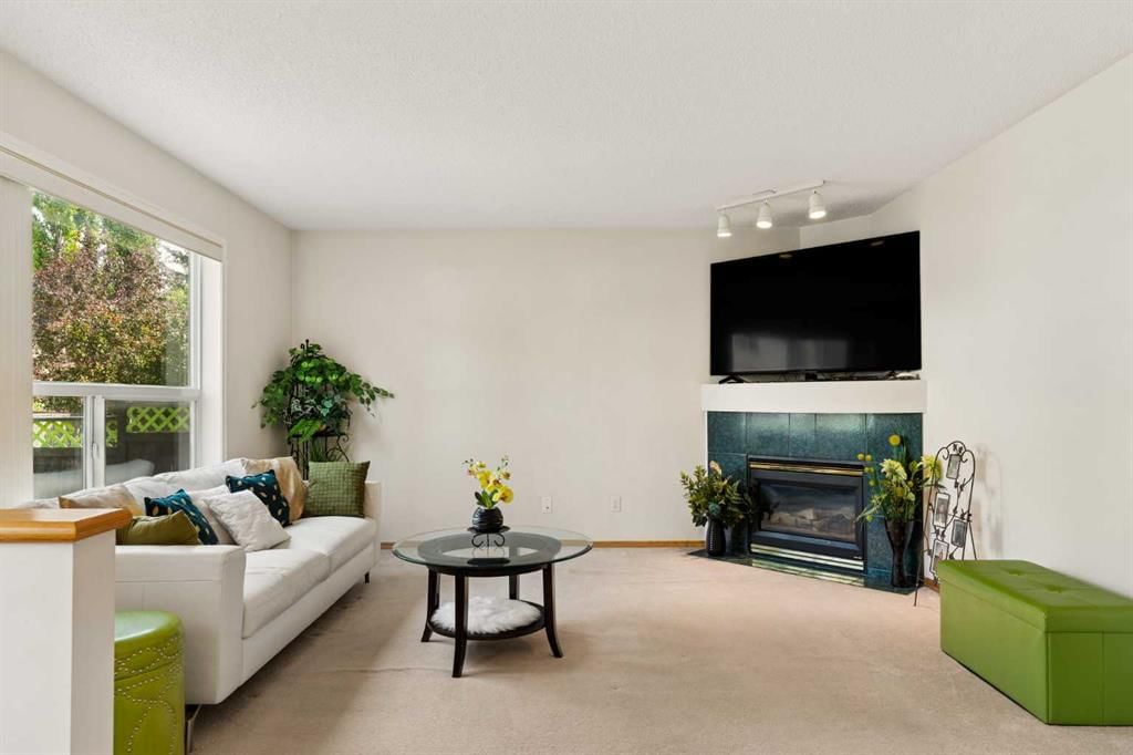72 Douglas Glen Heights SE, Calgary — photo 2 of 50