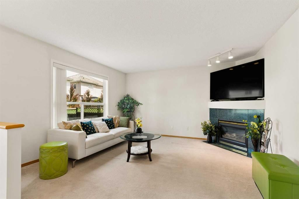 72 Douglas Glen Heights SE, Calgary — photo 3 of 50