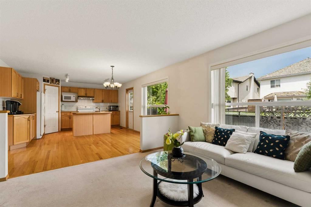 72 Douglas Glen Heights SE, Calgary — photo 4 of 50