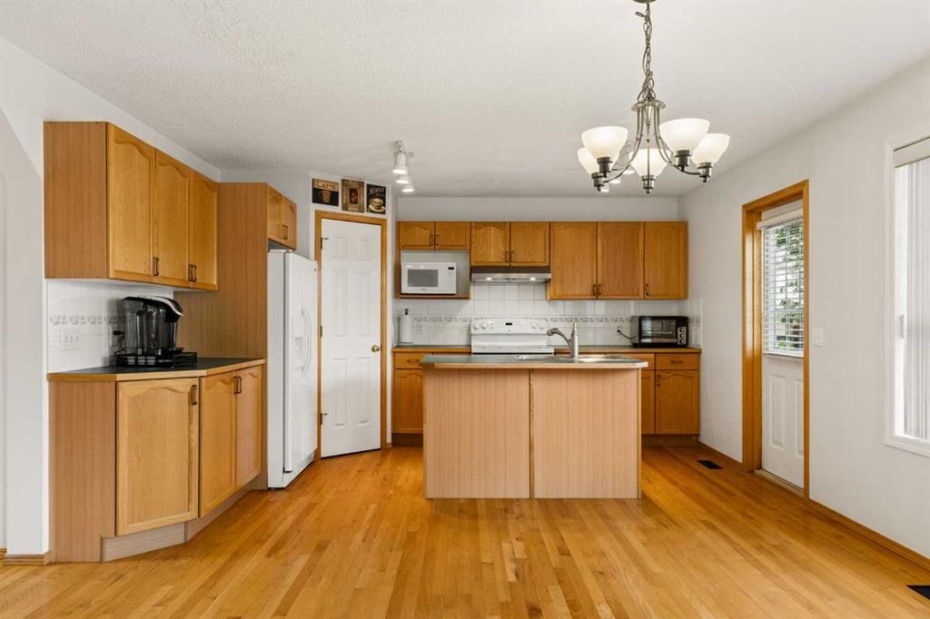 72 Douglas Glen Heights SE, Calgary — photo 5 of 50