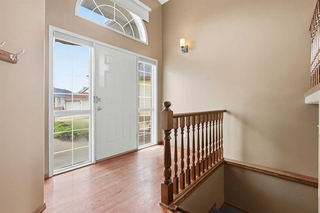 24 Sierra Nevada Rise SW, Calgary — photo 5 of 42