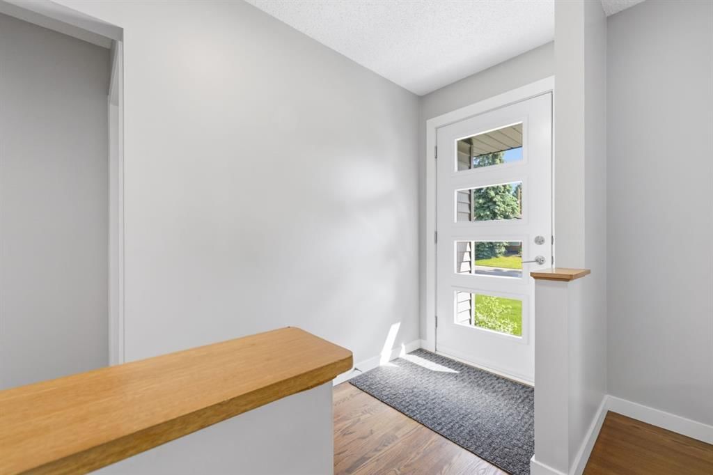 5003 Brockington Road NW, Calgary — photo 3 of 48