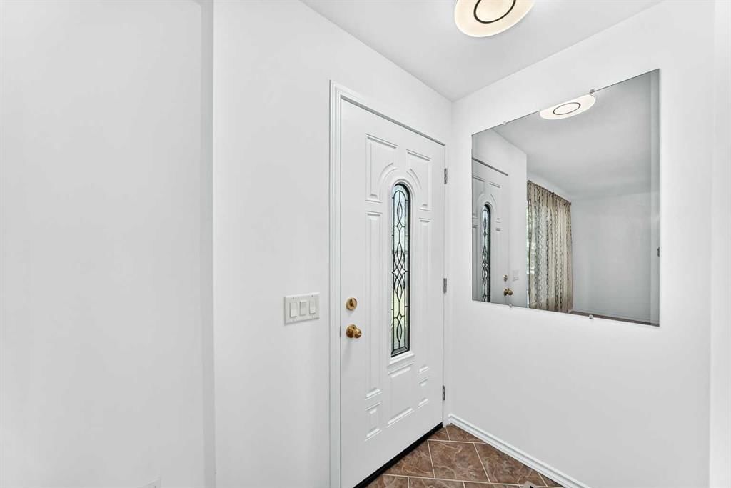 10 Erin Ridge Place SE, Calgary — photo 2 of 25