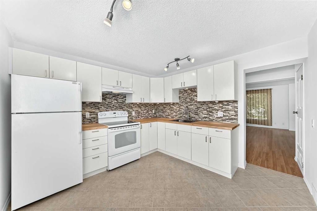 10 Erin Ridge Place SE, Calgary — photo 3 of 25