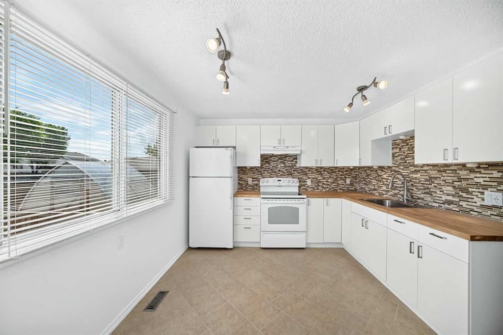 10 Erin Ridge Place SE, Calgary — photo 4 of 25
