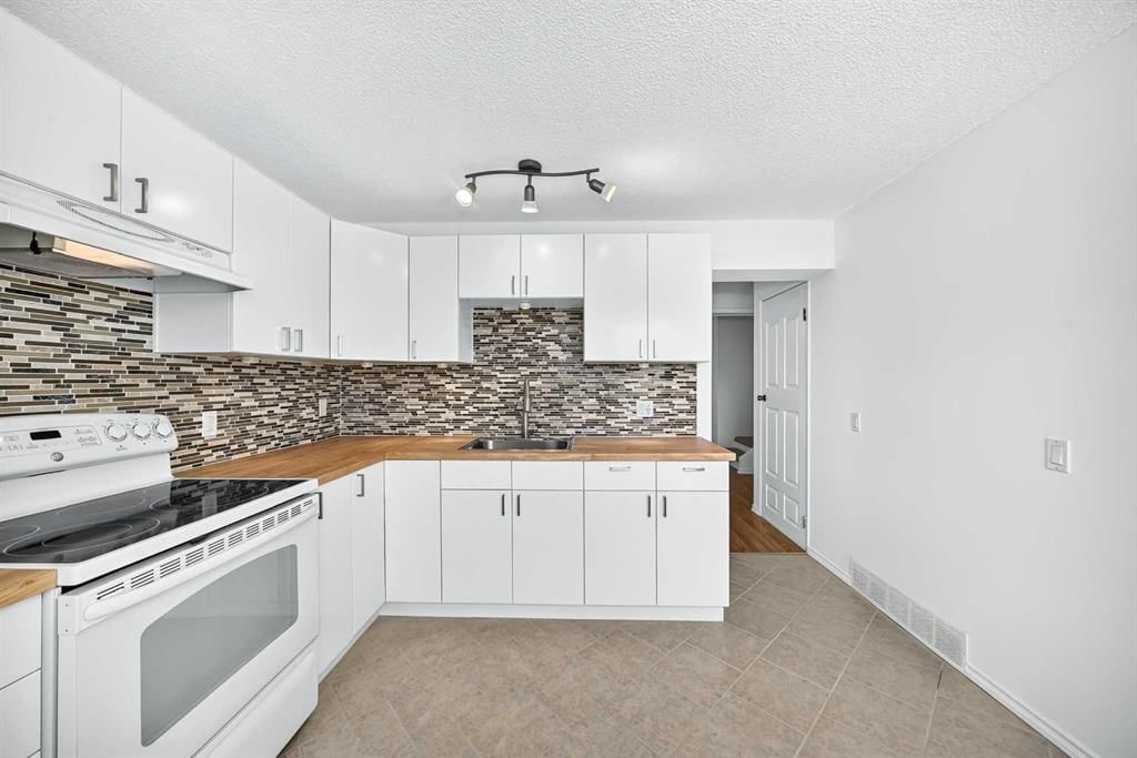 10 Erin Ridge Place SE, Calgary — photo 5 of 25