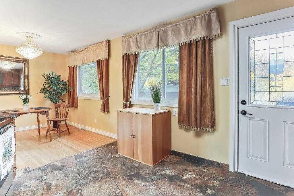 4604 Brisebois Drive NW, Calgary — photo 4 of 27