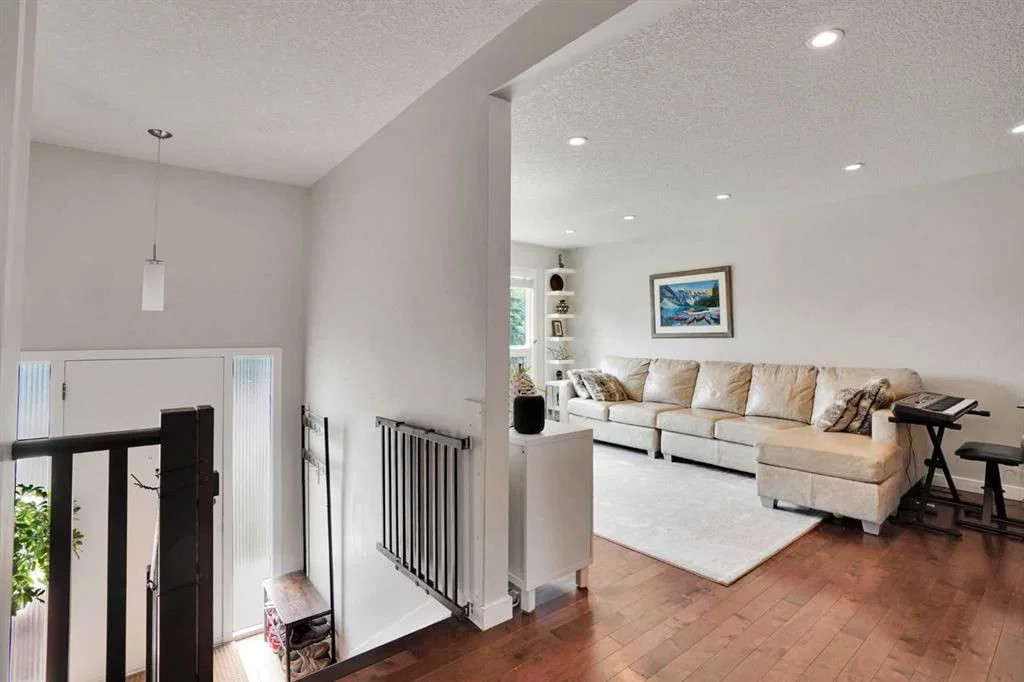 5212 Valiant Drive NW, Calgary — photo 3 of 50