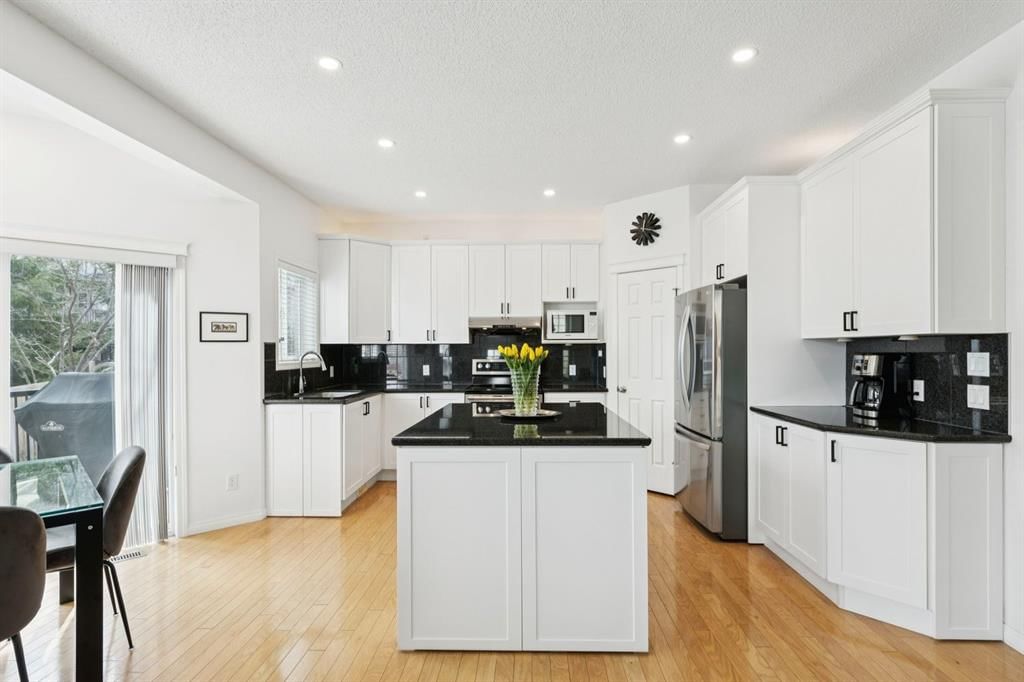 42 Cresthaven Way SW, Calgary — photo 3 of 44