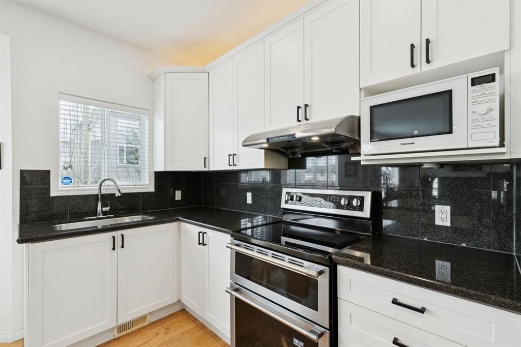 42 Cresthaven Way SW, Calgary — photo 4 of 44