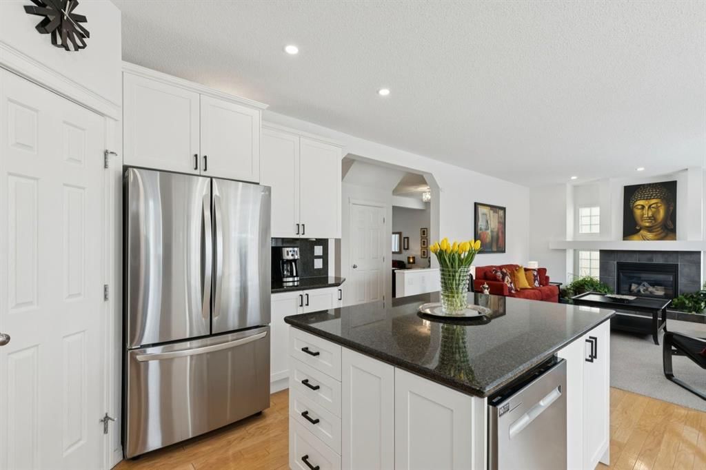 42 Cresthaven Way SW, Calgary — photo 5 of 44