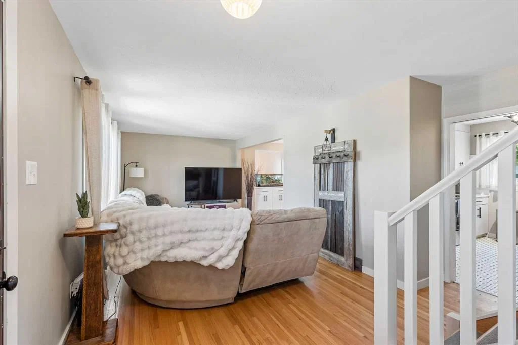 4936 Worcester Drive SW, Calgary — photo 4 of 46