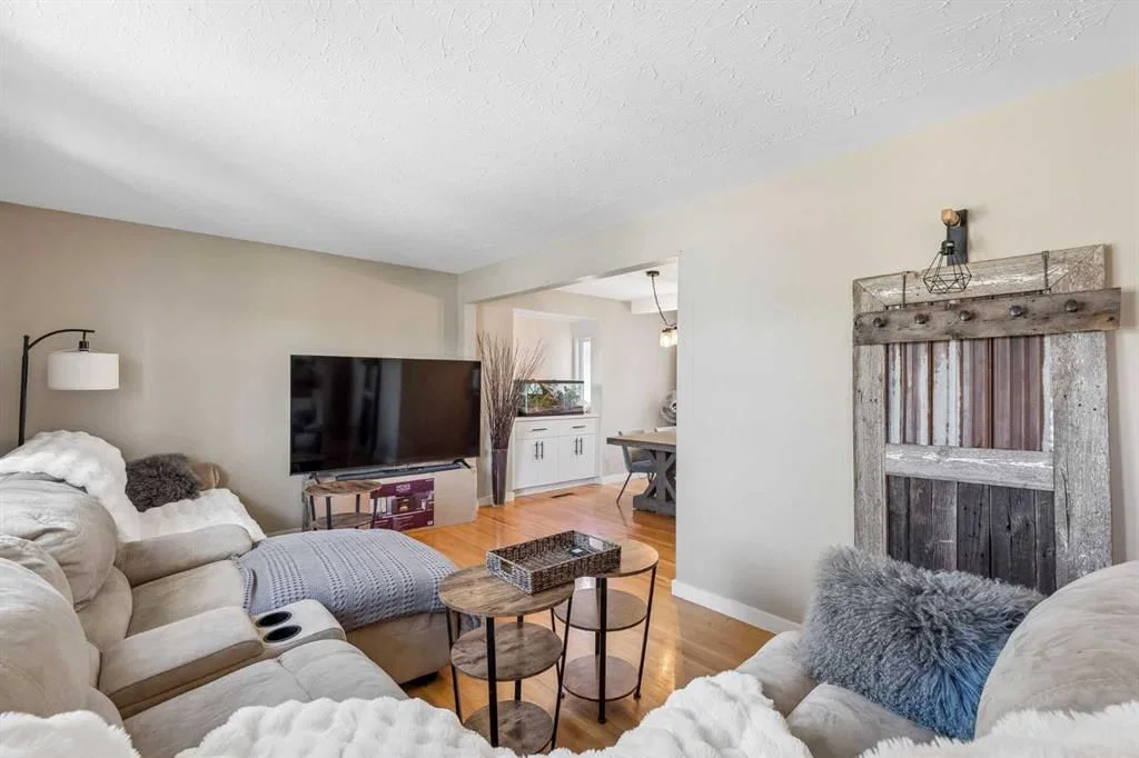 4936 Worcester Drive SW, Calgary — photo 5 of 46