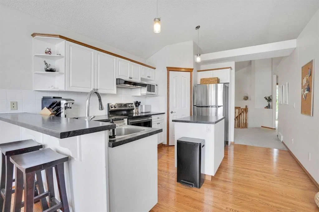 26 Hidden Ranch Road NW, Calgary — photo 2 of 29