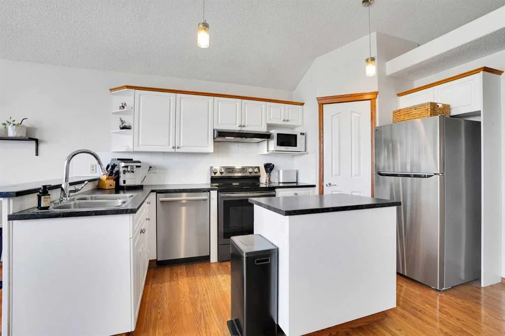 26 Hidden Ranch Road NW, Calgary — photo 3 of 29