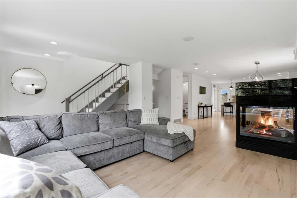 2040 31 Avenue SW, Calgary — photo 5 of 23