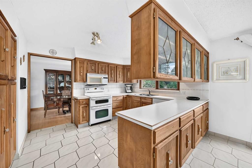 3407 50 Street NW, Calgary — photo 3 of 41
