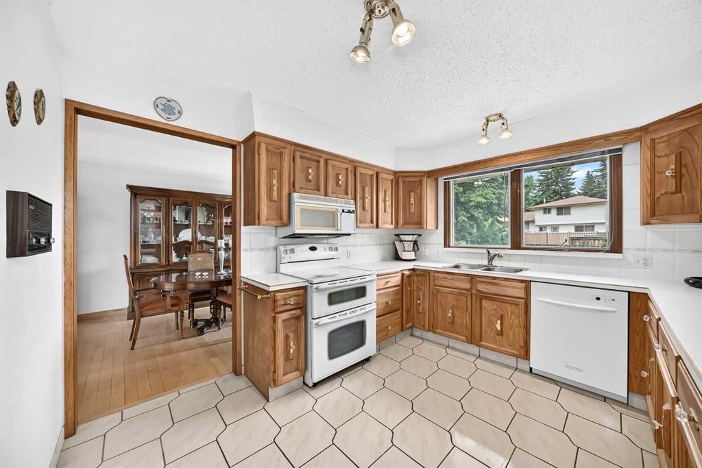 3407 50 Street NW, Calgary — photo 4 of 41