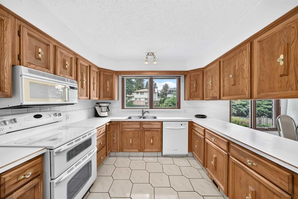 3407 50 Street NW, Calgary — photo 5 of 41