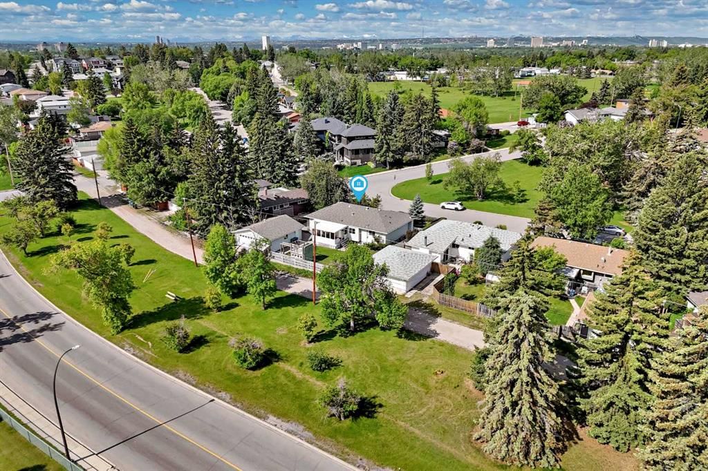 42 Cardiff Drive NW, Calgary — photo 4 of 47