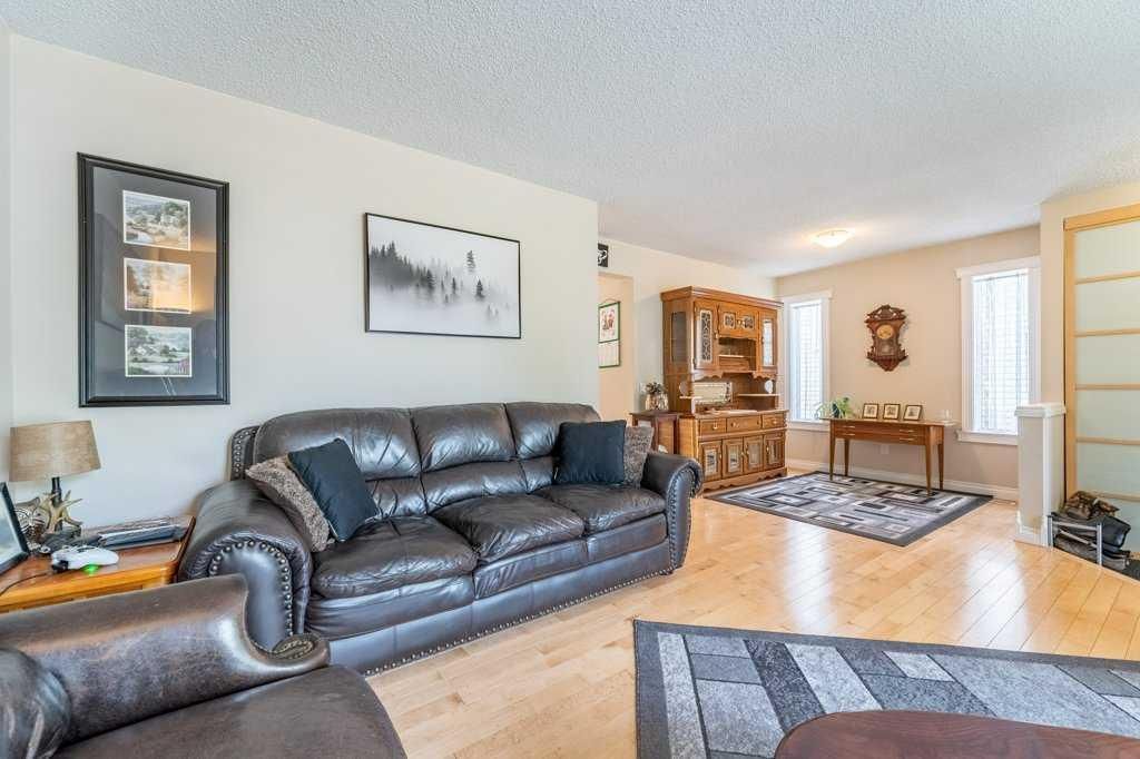 250 Mt Lorette Close SE, Calgary — photo 4 of 36