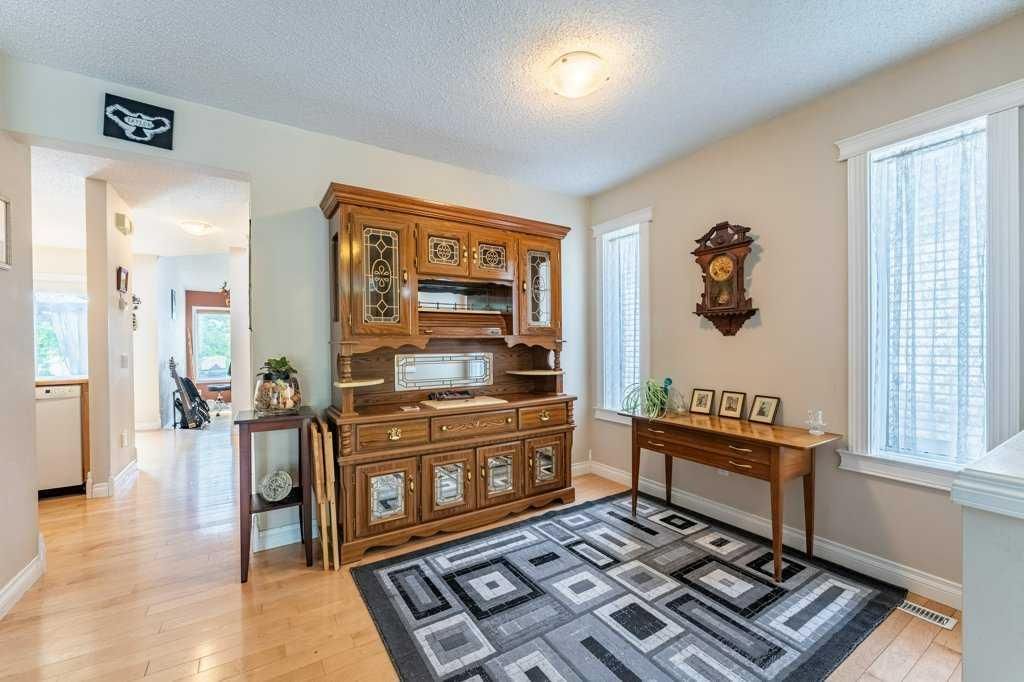 250 Mt Lorette Close SE, Calgary — photo 5 of 36