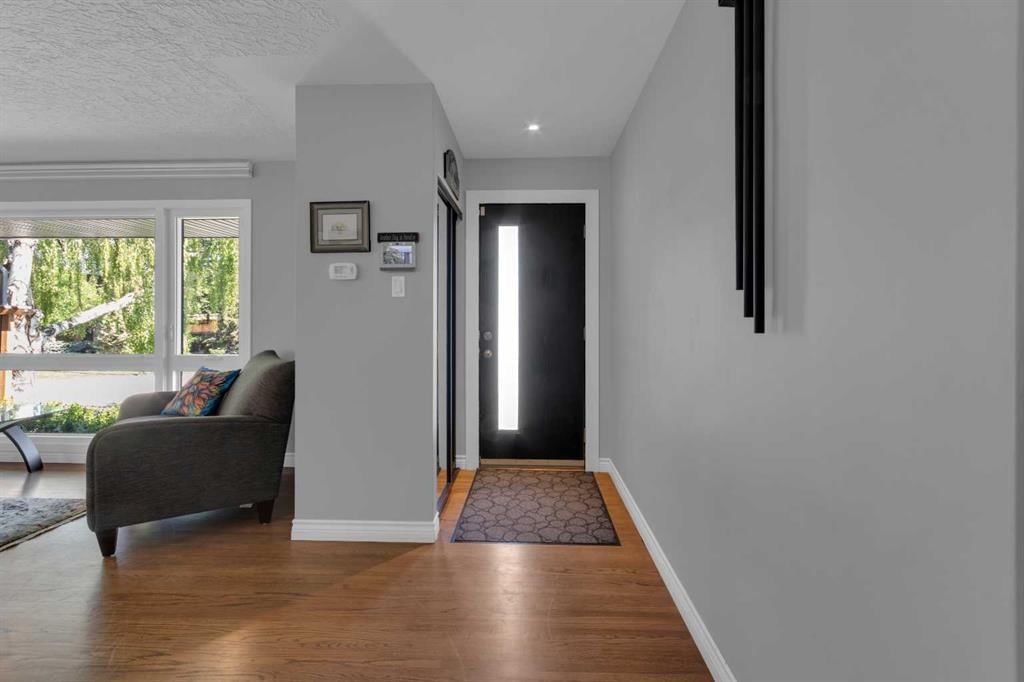157 Wildwood Drive SW, Calgary — photo 2 of 42