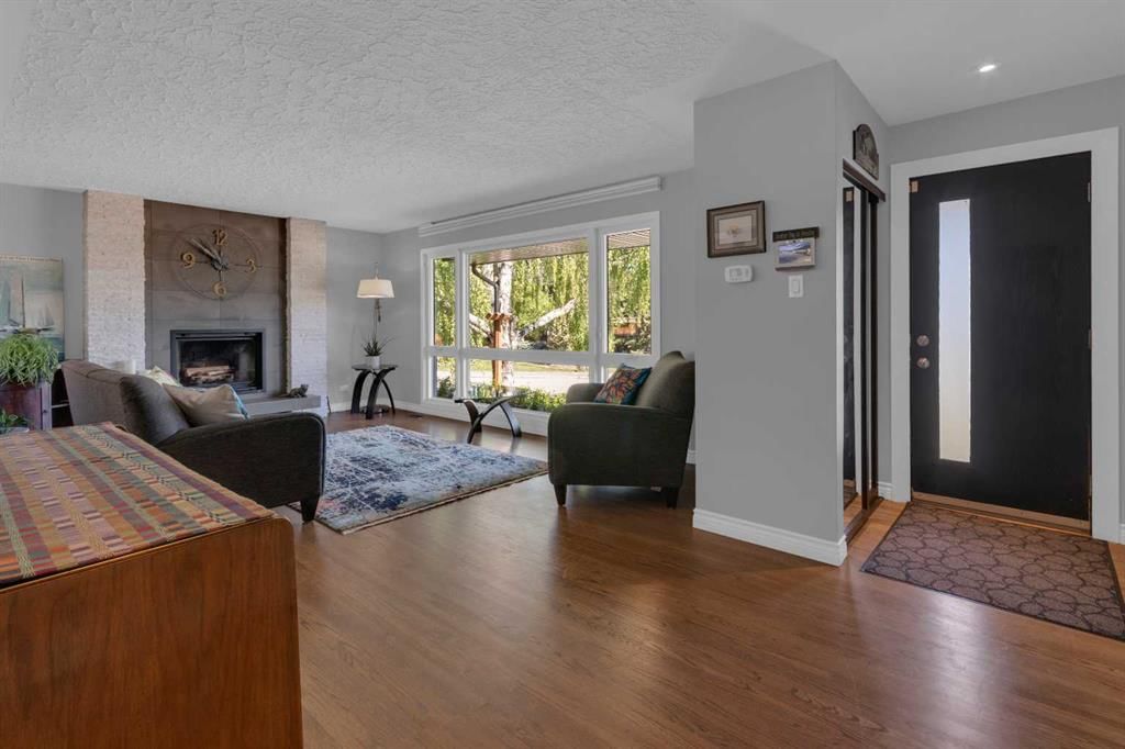 157 Wildwood Drive SW, Calgary — photo 3 of 42