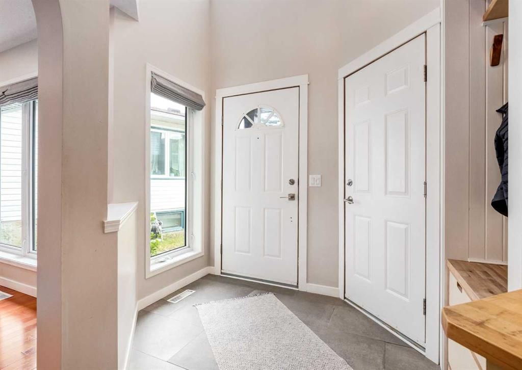 237 Scenic View Close NW, Calgary — photo 4 of 50