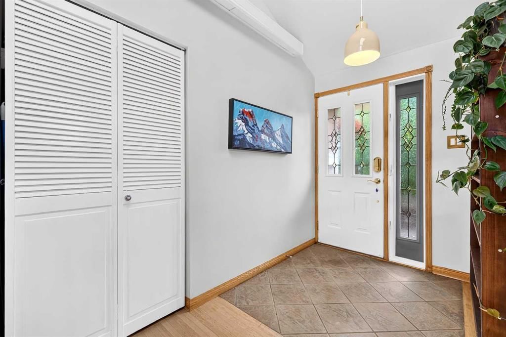 4911 43 Street SW, Calgary — photo 3 of 46