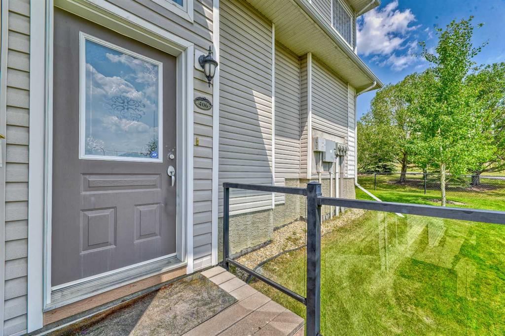 406 Rocky Vista Gardens NW, Calgary — photo 4 of 46