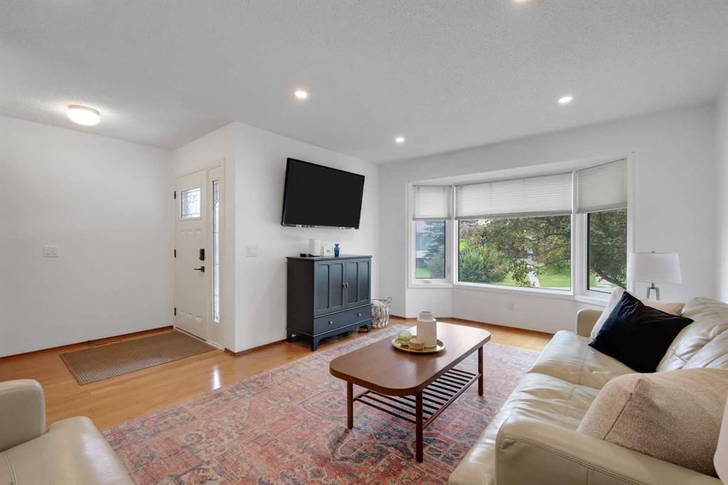81 Strathcona Crescent SW, Calgary — photo 4 of 30