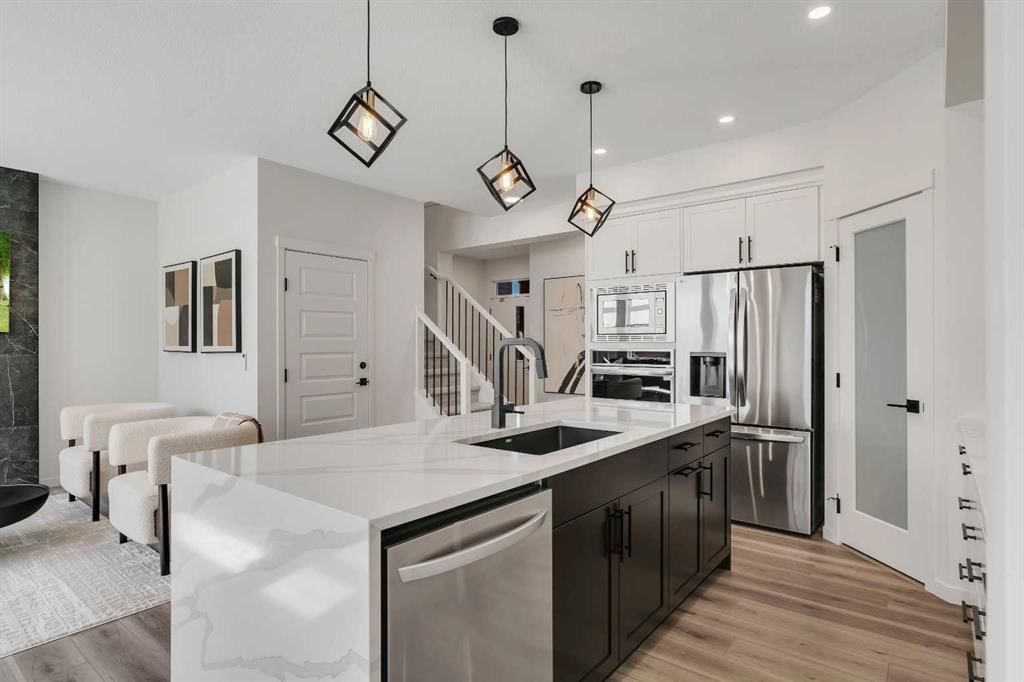 48 Lucas Passage NW, Calgary — photo 5 of 49