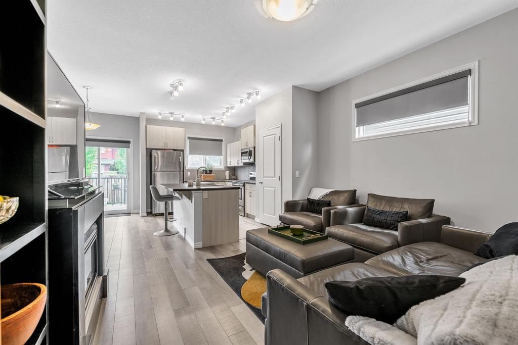72 Legacy Mews SE, Calgary — photo 3 of 31