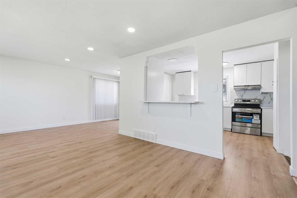 532 Rundleridge Drive NE, Calgary — photo 3 of 43