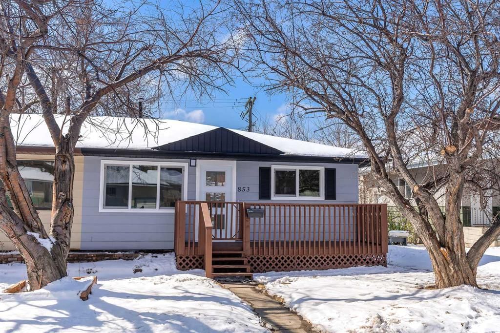 853 Northmount Drive NW, Calgary — photo 4 of 36