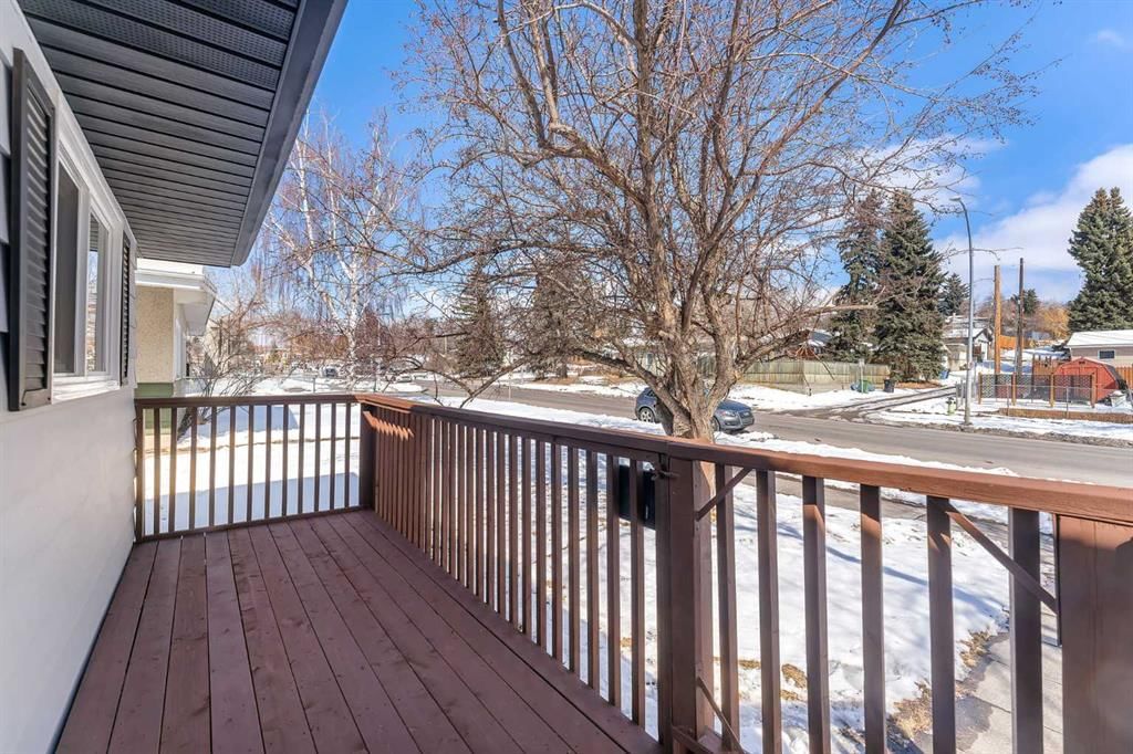 853 Northmount Drive NW, Calgary — photo 5 of 36