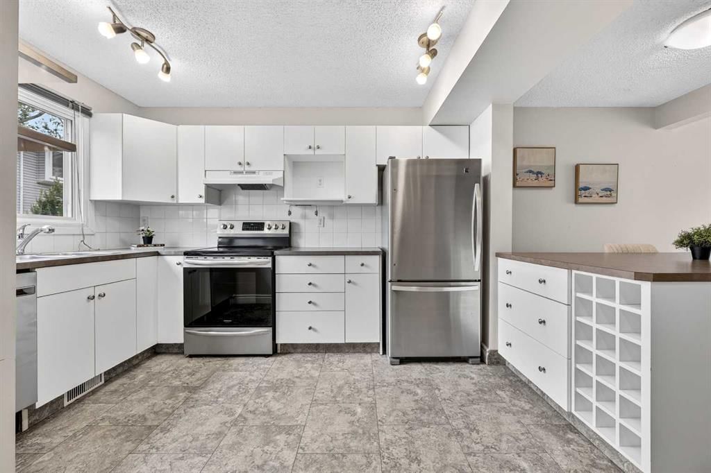 22, 4810 40 Avenue SW, Calgary — photo 2 of 34