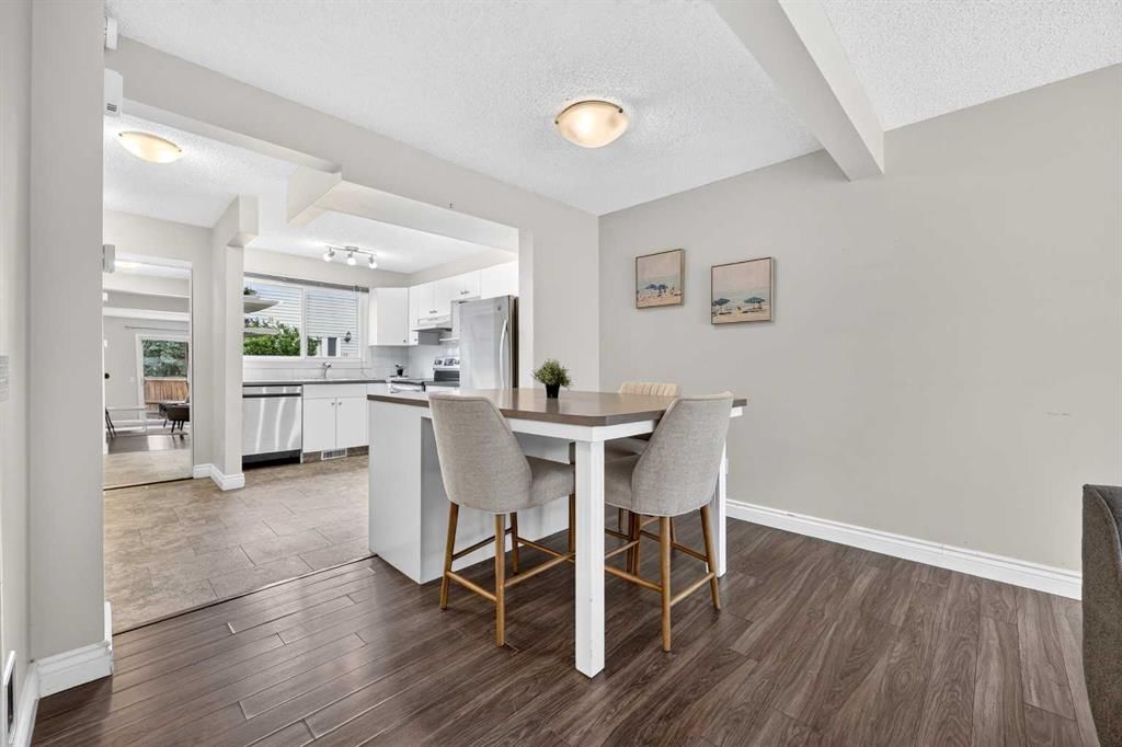 22, 4810 40 Avenue SW, Calgary — photo 3 of 34