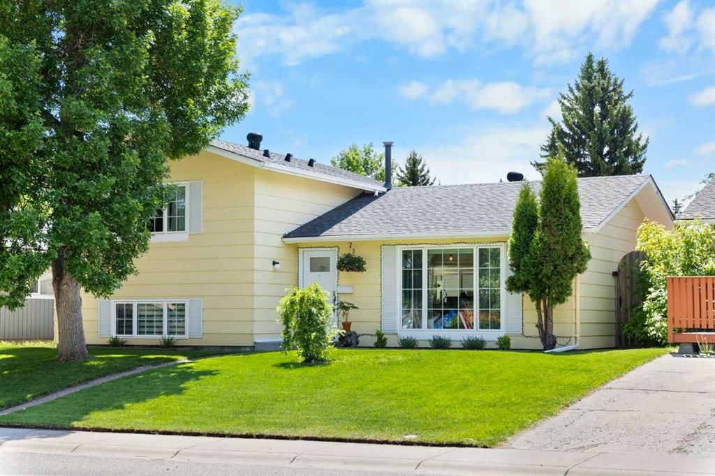 263 Midlawn Close SE, Calgary — main listing photo