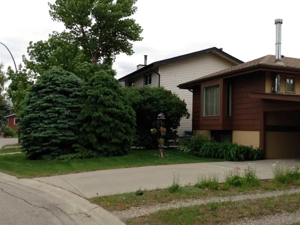 100 Doverglen Crescent SE, Calgary — photo 3 of 19