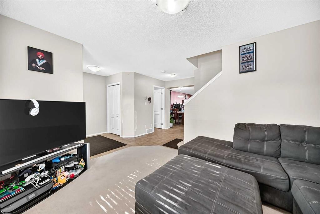 18 Taralake Gardens NE, Calgary — photo 4 of 35