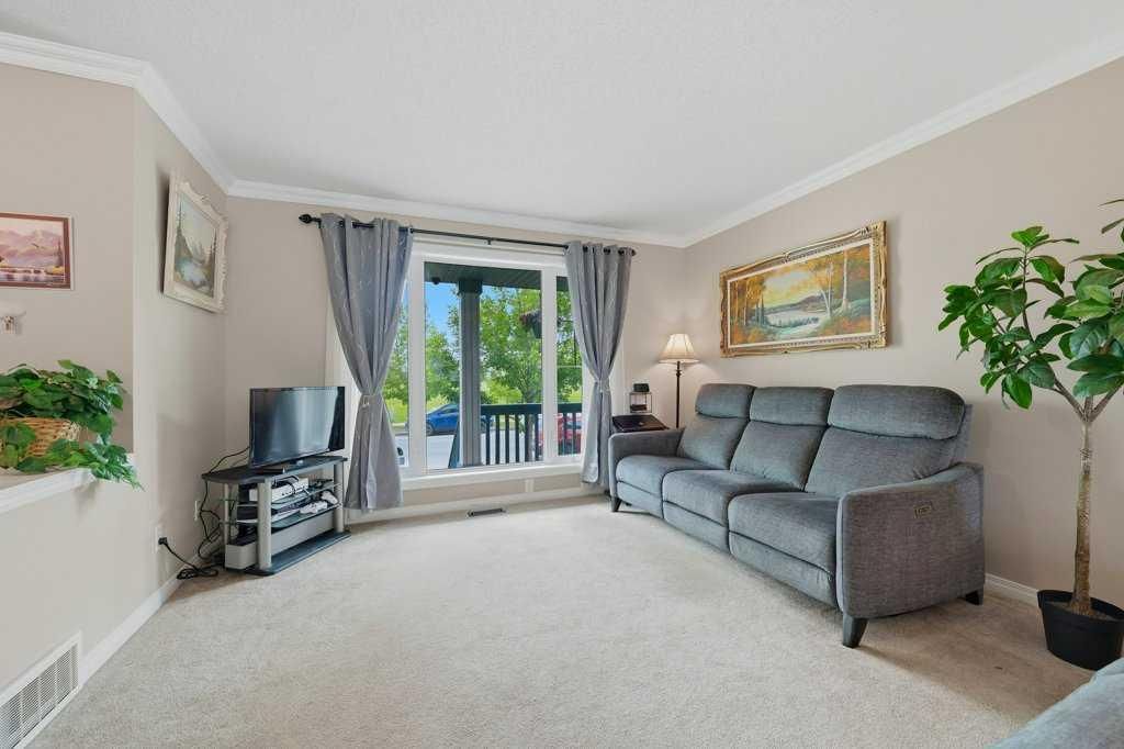 358 Prestwick Circle SE, Calgary — photo 3 of 32