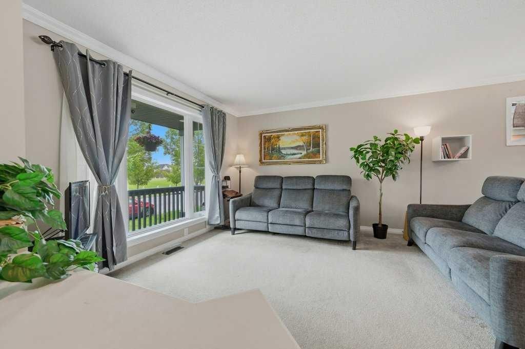 358 Prestwick Circle SE, Calgary — photo 5 of 32