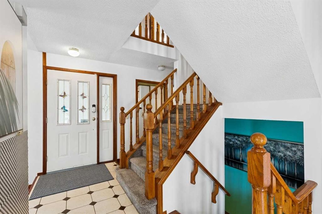 8971 SCURFIELD Drive NW, Calgary — photo 5 of 44