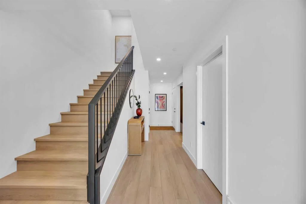 133 Greenwich Common NW, Calgary — photo 3 of 30