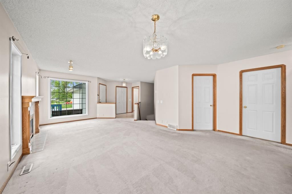 126 Douglas Glen Close SE, Calgary — photo 3 of 30