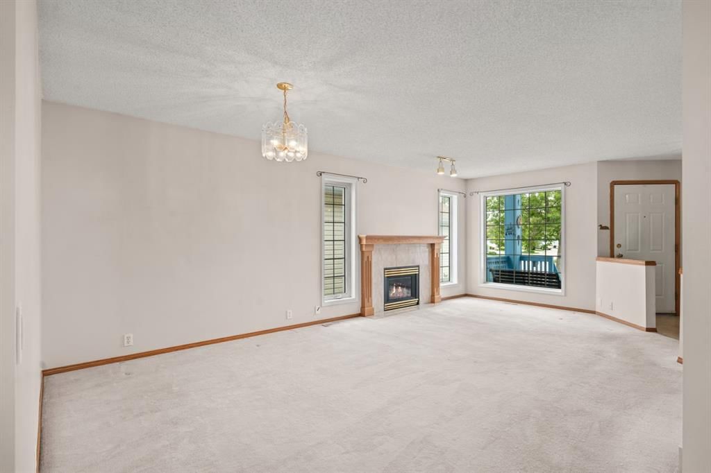 126 Douglas Glen Close SE, Calgary — photo 4 of 30