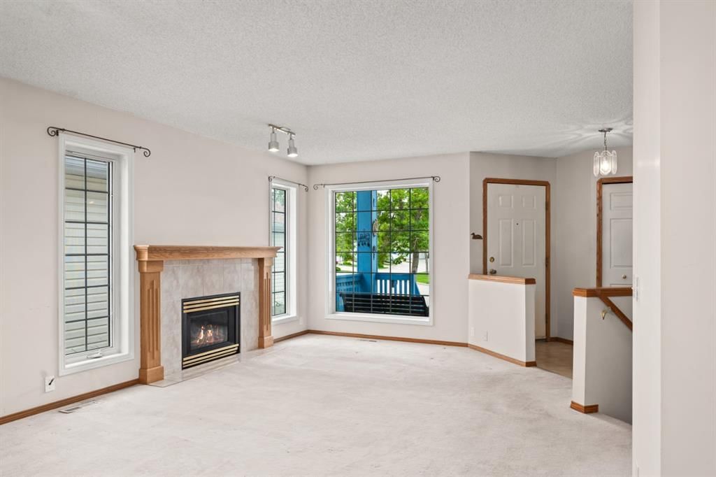 126 Douglas Glen Close SE, Calgary — photo 5 of 30