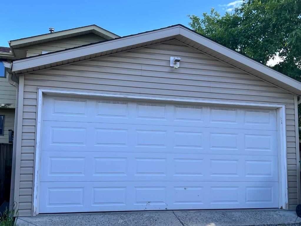 63 Strathcona Crescent SW, Calgary — photo 3 of 41